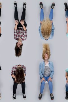 Raster van acht opnamen van jonge vrouwen op een stoel, voorover en rechtop, deels op de kop