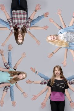 Montage van vier jonge vrouwen met gespreide armen, in een kring geplaatst